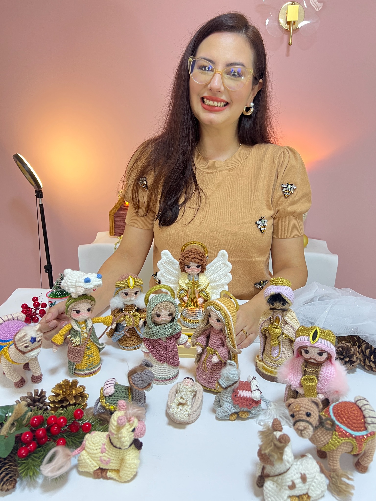 Paula com o presépio completo e todos os personagens em crochê