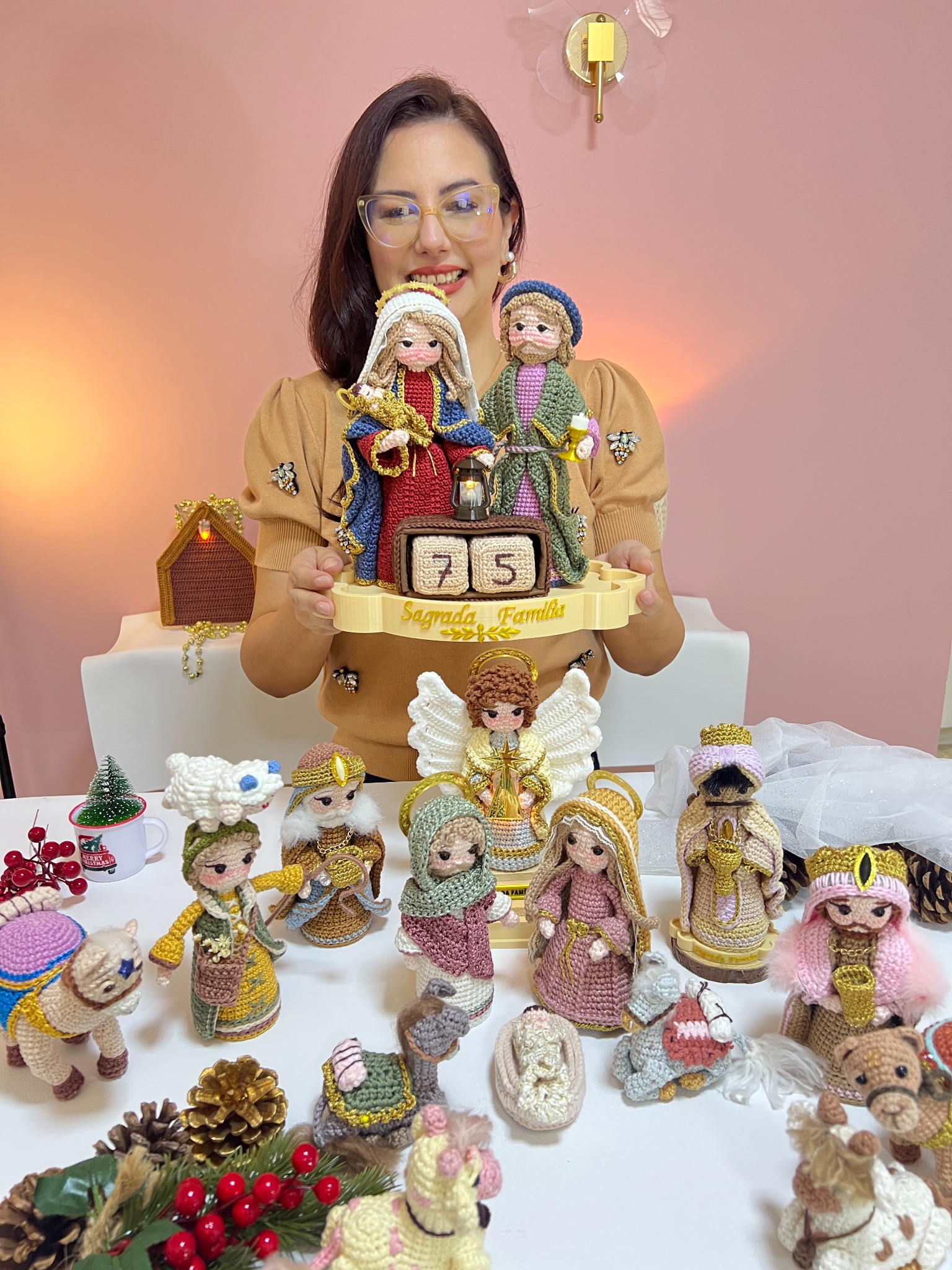 Sagrada Família do Tempo, com Maria, São José, Menino Jesus e calendário em crochê